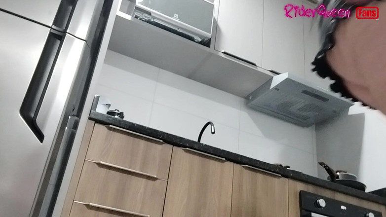 Riderqueen: 부엌에서 섹시한 새엄마