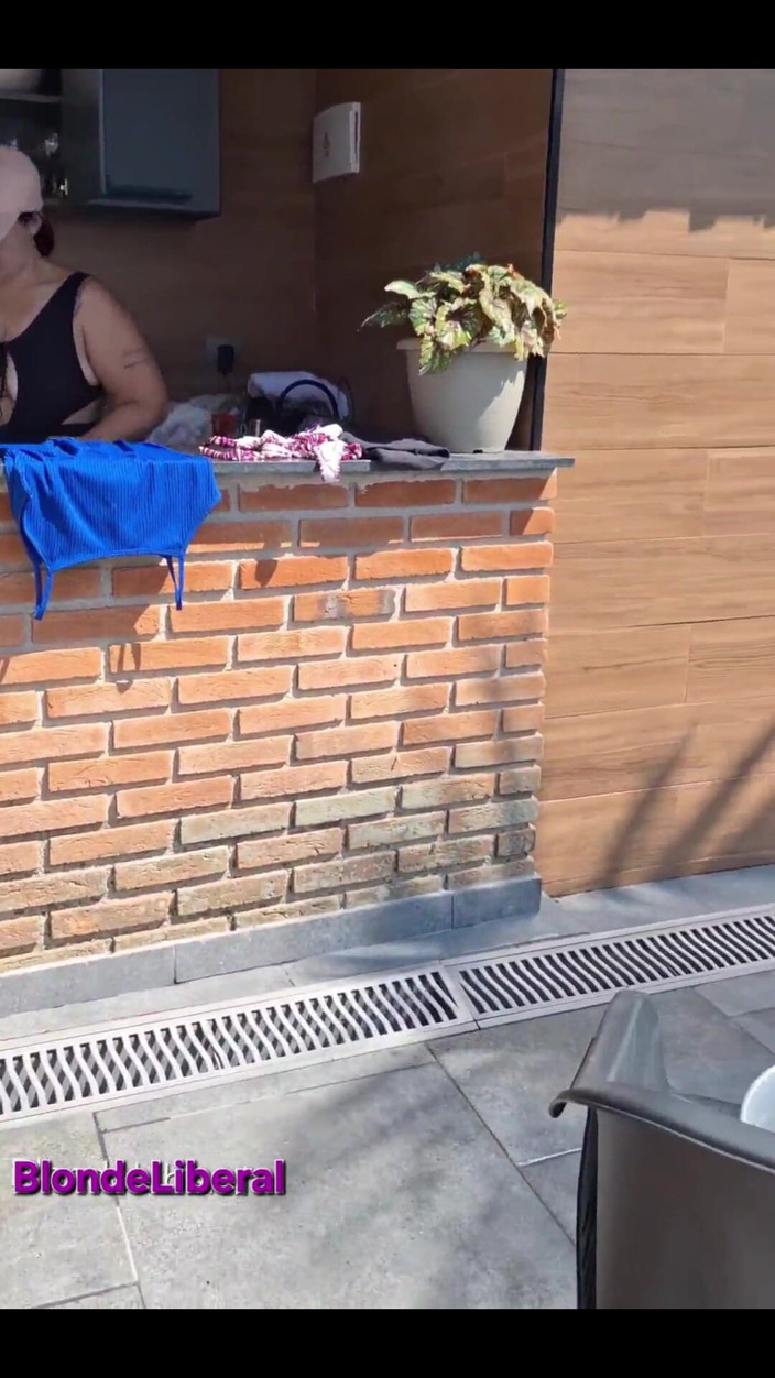BlondeLiberal: V domě mého přítele, uklízání u bazénu, špinavé chatování a předvádění