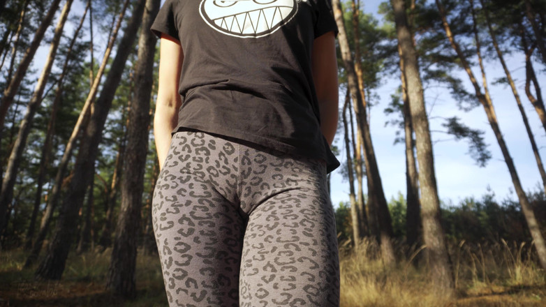Teasecombo 4K: Girl Teases Her Big Cameltoe in Leopard Leggings Outdoors