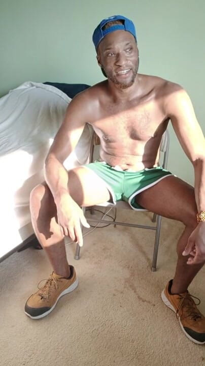 Kennie Jai: Mi sego su una sedia mentre guardo il video di...