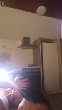 Um menino bonito, ativo e talentoso