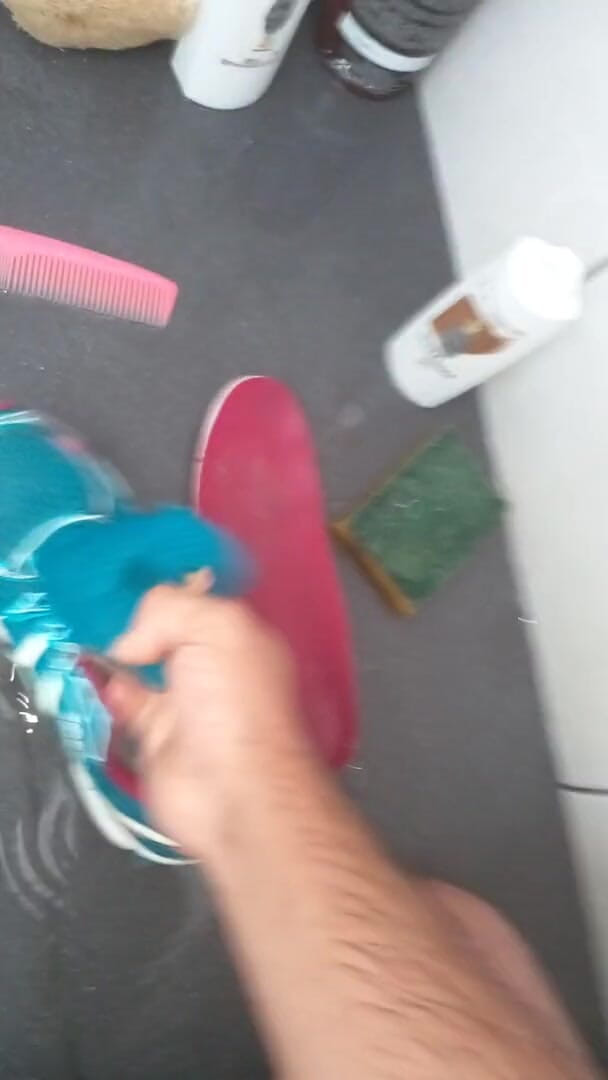 Sneakerfetish_BR: Трах асиков в ванной кроссовками