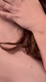 Vídeo de humilhação dos peitos para baixo mostrando corpo inteiro