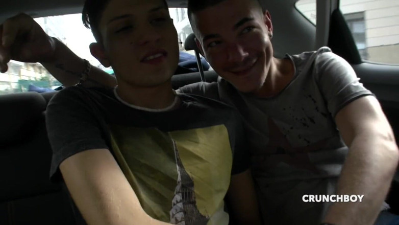 Crunch Boy: Geneukt door zijn vriend in de auto buitenshuis