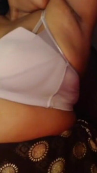 Weiße bh-möpse zeigen sexy nippelknen