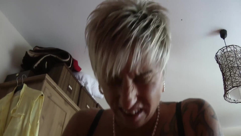 German amateur - 100% German hardcore videos: Vollbusige reife wird auf möpse gespritzt, während sie in 69er pose...