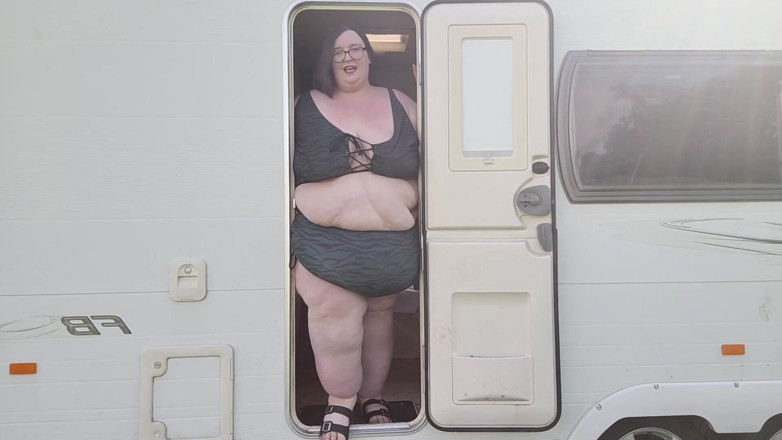 SSBBWLadyBrads: Karavan malé dveře, část 2