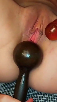 Dubbele penetratie, dumbbell en enorme dildo in poesje