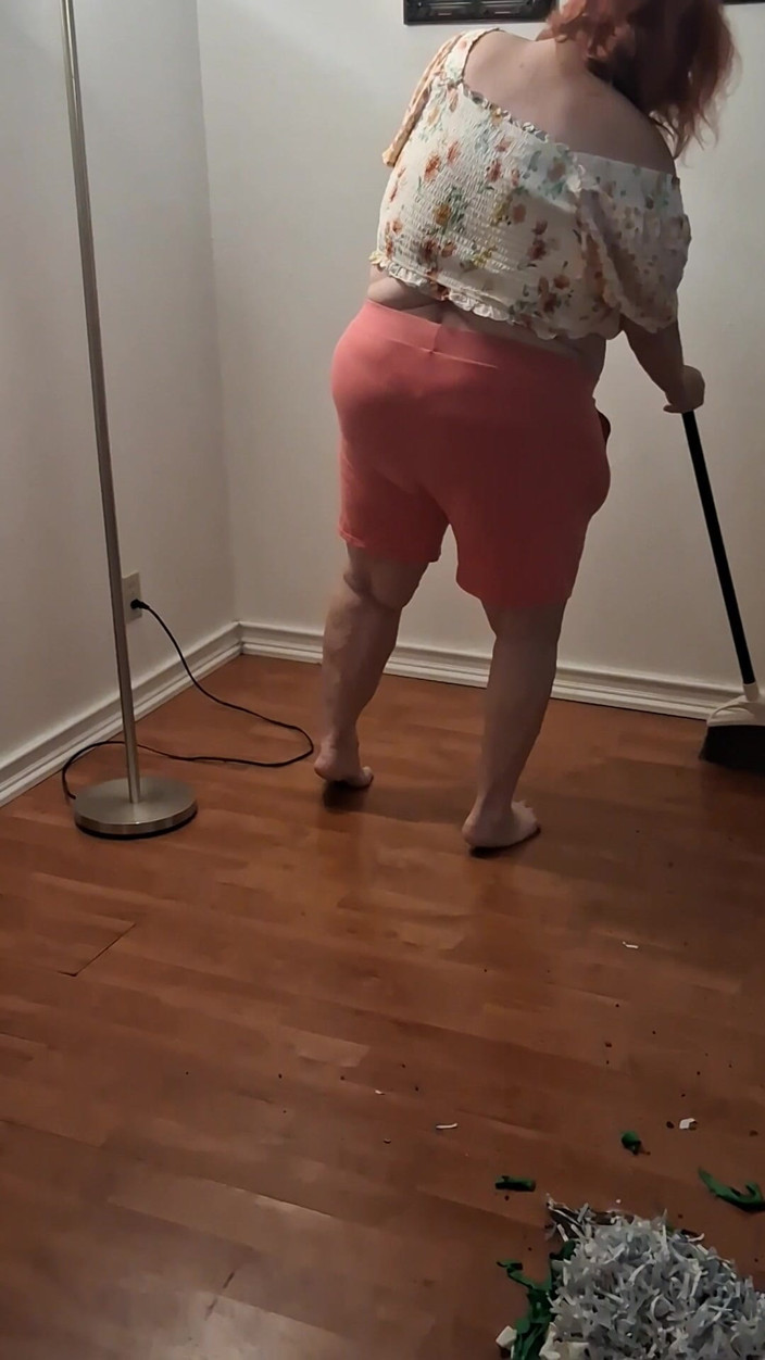 BBW nurse Vicki adventures with friends: Big Belly Beauty Nurse Vick Cleans up Messy Floor