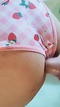 Chuda pasierbica daje mi swoją uroczą dupę w jacuzzi.