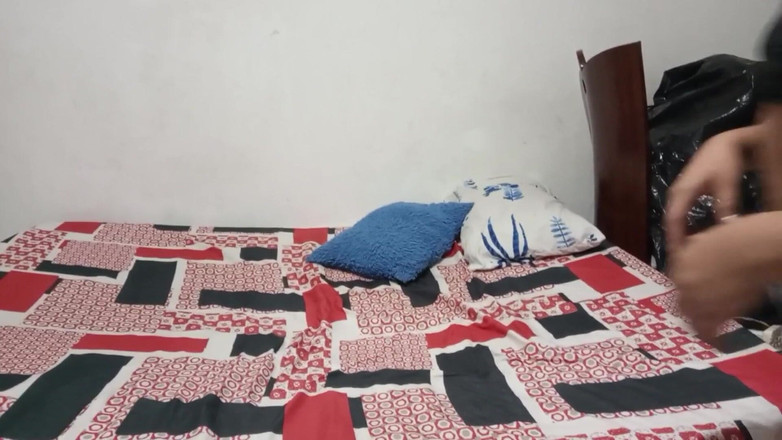 NatalyGirl: Büyük üvey kardeşim odama geliyor, beni baştan çıkarıyor ve penisini vajinama koyuyor