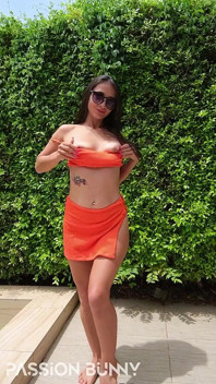 Orange bikini blankziehen - sexy öffentliche vibes