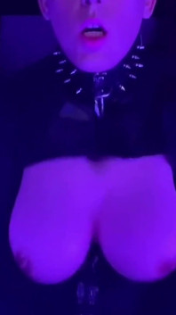 Schiava trans si in faccia da sola