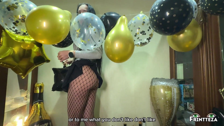 Frintteza: सौतेली मम्मी नए साल की पार्टी की तैयारी कर रही है। सौतेले बेटे ने उसकी पेंटीहोज फाड़ दी और वीर्य से भरी चूत भर दी