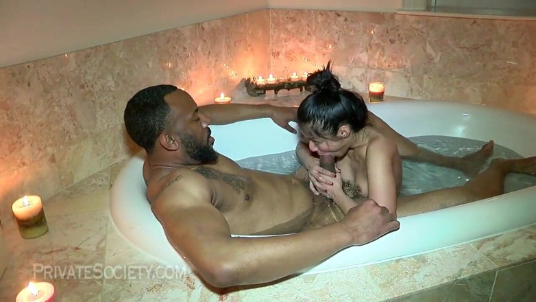 Private Society: Fare il bagno con un uomo di colore
