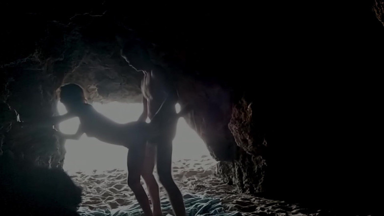 Magia Rosa: Couple recorded at the beach, inside the cave