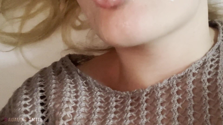 Adalina Smith: Hermanastro casualmente viendo porno y semen en la boca de...
