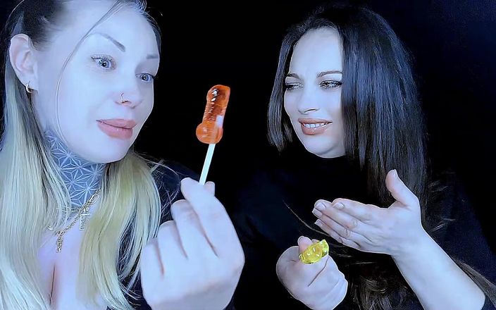 Goddess Misha Goldy: Chupando paus doces enquanto assa seu micro pau!