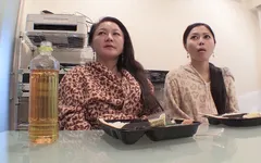 Milf dan remaja menunggangi kontol yang sama