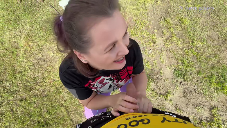 Katybigcherry: Seks na plaży z macochą z dużymi piersiami