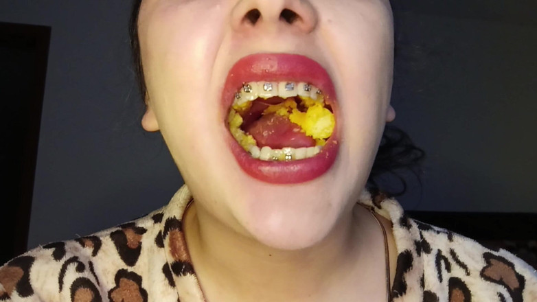 Golden domme: Žvýkat Cheetos POV Uvula