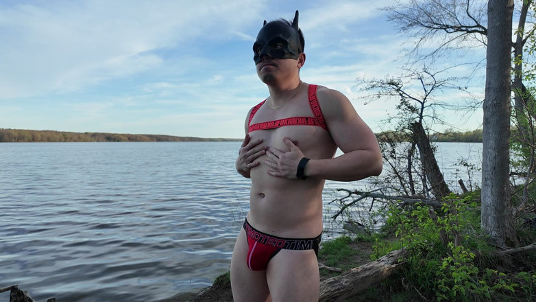 Barenakedmuscles: Asiatischer Muskelgöttin zieht sich nackt am see aus - Zerrissener körper...