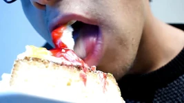 ケーキを口で食べる