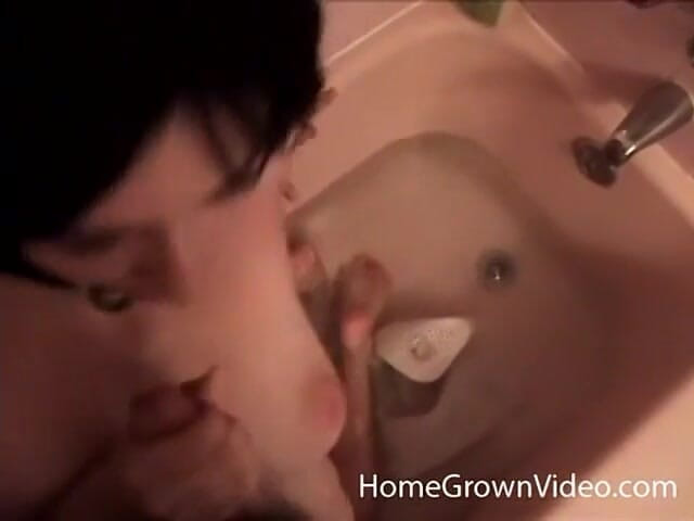 Homegrown Oral: Mamada en el baño con Nikki