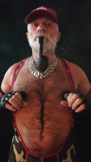 MusclesCigarsFFPig: Styvfar röker rör och pumpar nyp