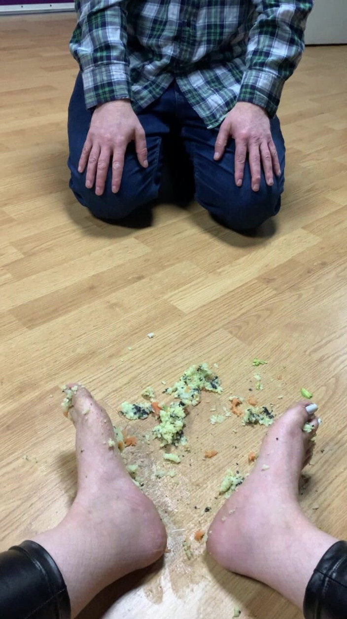 Maitresse Clara: Он ест благодаря моим ногам...