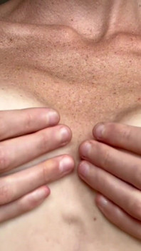 Perfecte aanbidding van natuurlijke tieten - tietenspel knijpende fetisj