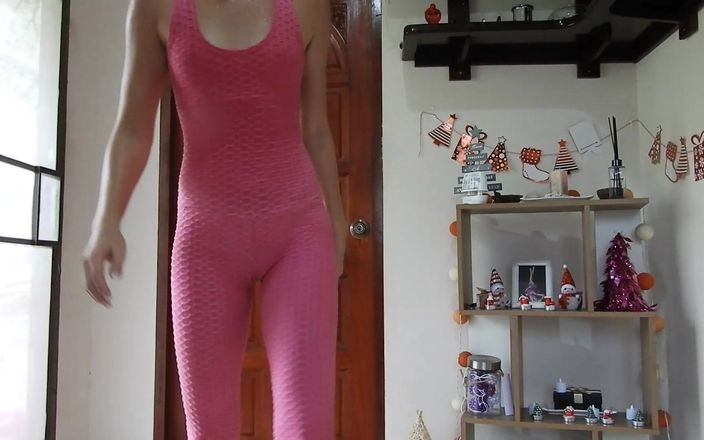 MissAnja_FH: Cewek seksi dengan baju jumpsuit merah muda yang berkeringat dan...