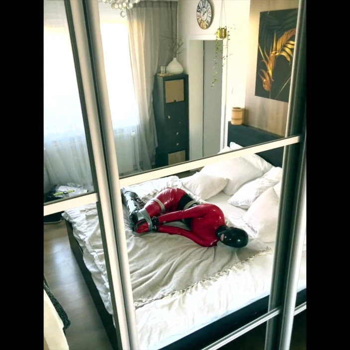 Eve Rest: 빨간 라텍스 하이힐 본딩
