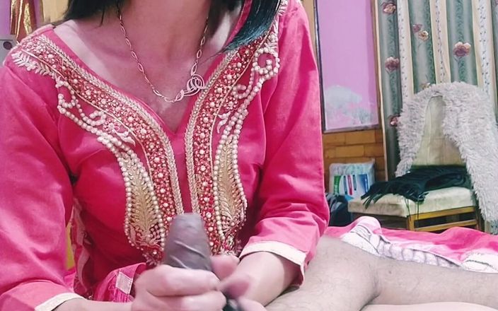 Bolly Karma: Tante nakal dengan tangan yang lembut lagi asik ngurusin kontol...