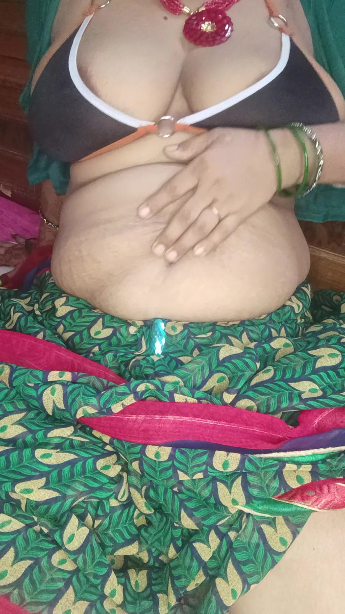 Kavita suman: Vreau o pulă mare și neagră. Soție indiană mare și frumoasă în sari,...