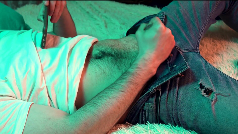 NoelDero: Młody gorący facet ogląda porno na swoim telefonie i szarpie...