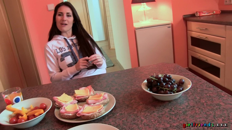 Girlfriends XXX: Iubite XXX - Oferindu-i prietenei ei britanice un tur al pizdei...