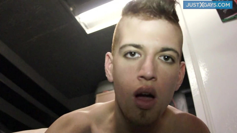 Just X Gays amateur porn: Cậu bé cúi xuống để đụ mạnh sau khi bú một con...