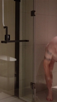 Rugby Guy Strip i prysznic