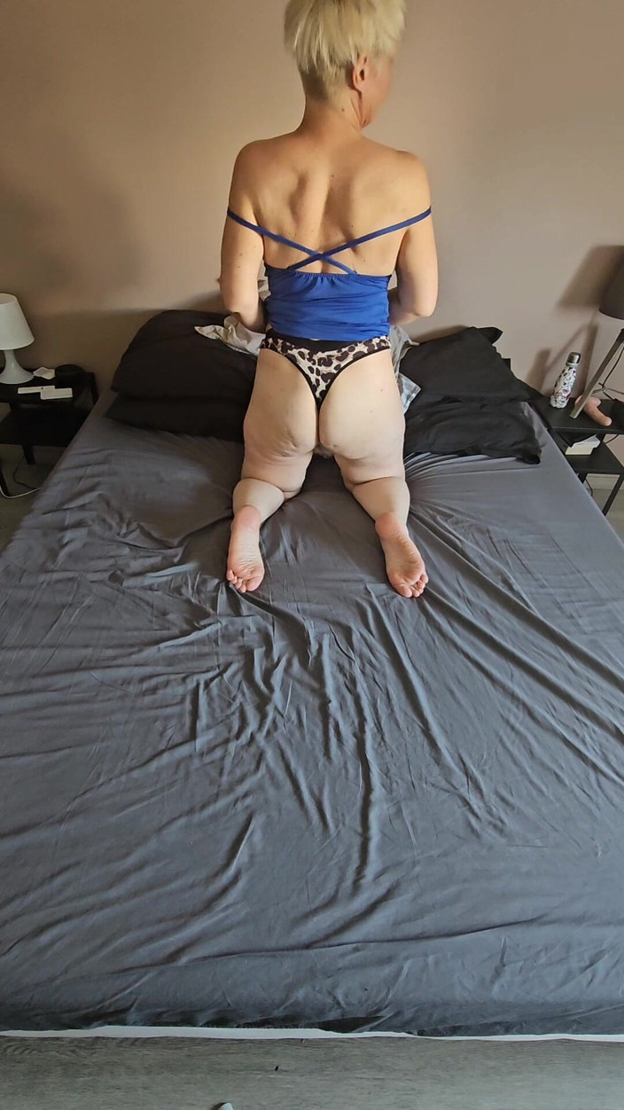 Sofy13: Venha me foder de quatro na cama; Estou esperando por...