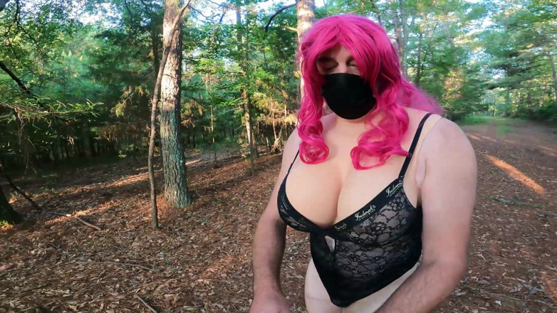 Jon Screcrow: Gigantescas Tetas Falsas Crossdresser Caminando Al Aire Libre Masturbándose