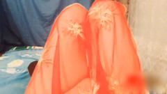 Kitty_Cross: Impresionante belleza trans sosteniendo té en cocina acogedora