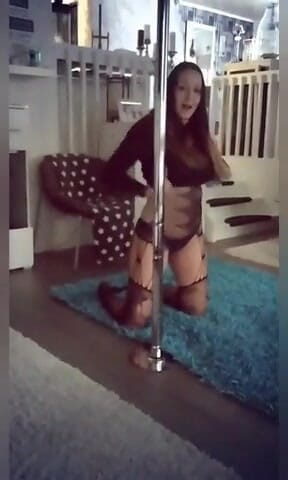 BambiAmbita: BambiAmbita e poledance con ditalino
