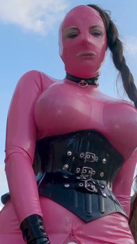 야외에서 따먹히는 변태 핑크색 고무 인형 POV