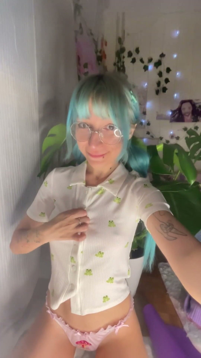 lanalovacutie: Pee-on-camera