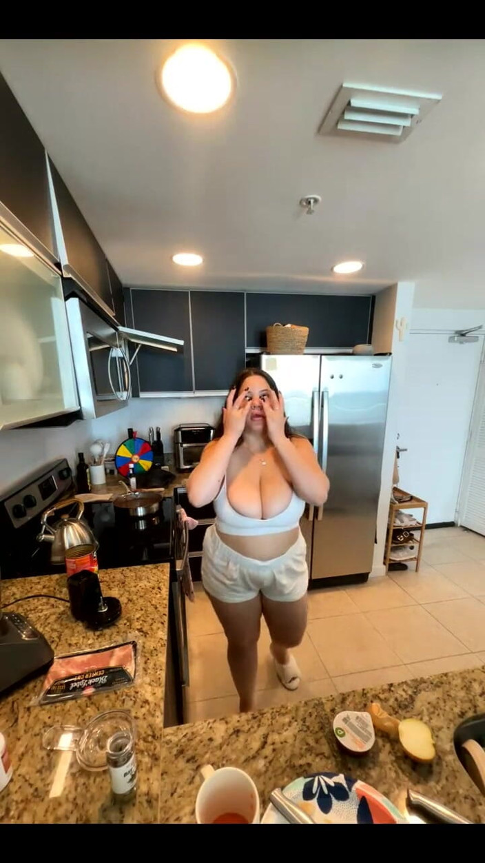 Dani Valentina: Пряма трансляція з Dani Valentina
