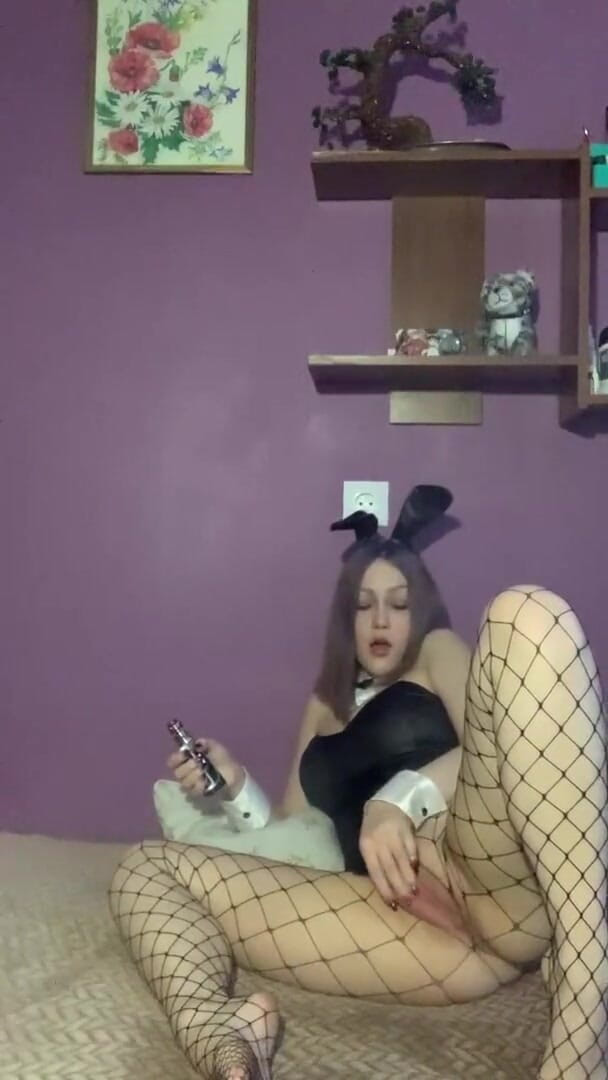 SashaSweet69: Bunny meisje toont en trekt haar gaten af en vape