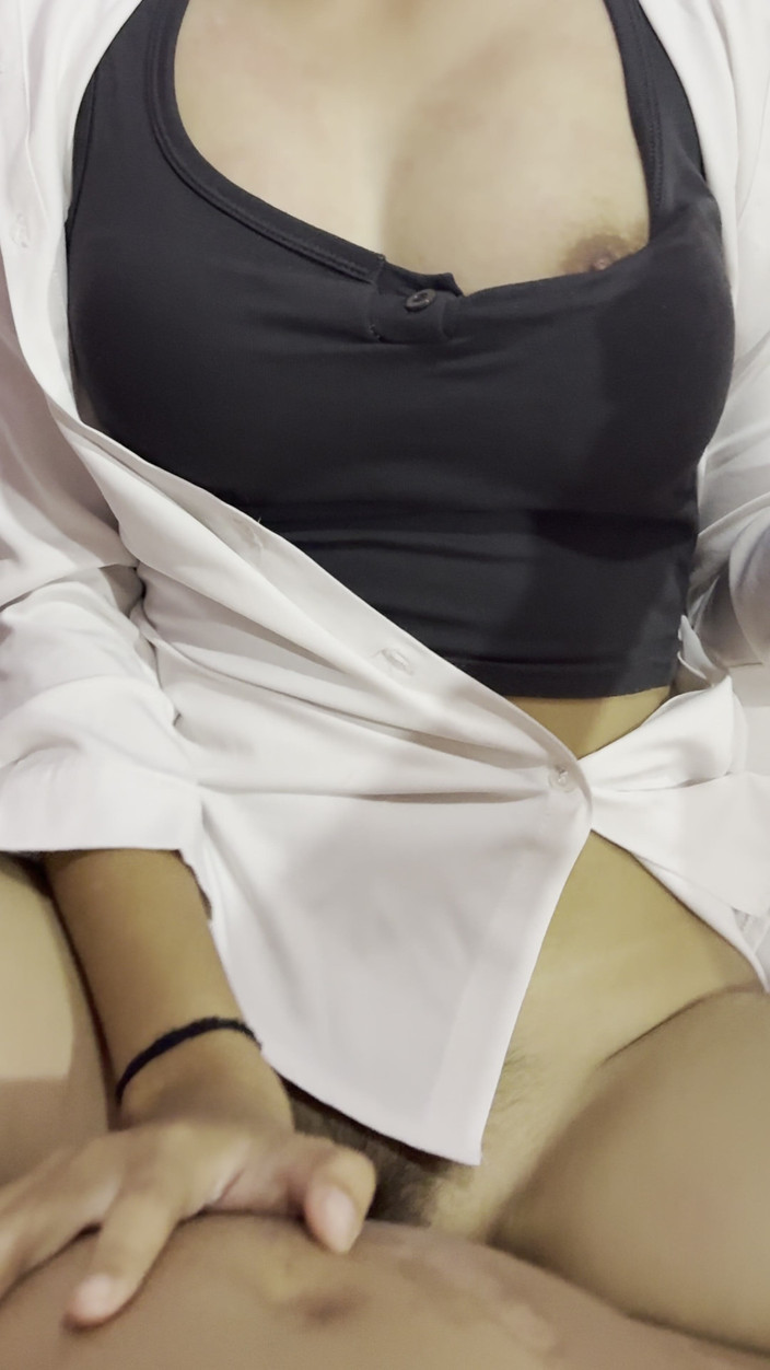 FuxxxYouu: 我喜欢操她，她有一个热辣的身体