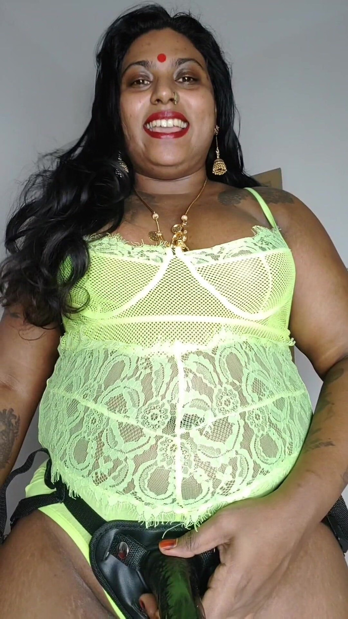 Ilariafajralilura: La moglie ilaria sodomizza il suo patetico marito beta