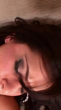Brunetka Kočka s vysokými podpatky Jezdí na tvrdém ptákovi